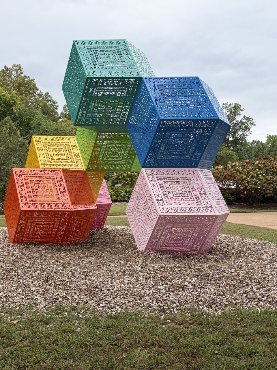 We were lucky to visit the Missouri Botanic Garden when intricate lighted sculptures by HYBYCOZO artists Serge Beaulieu and Yelena Filipchuk from Ukraine were on display.